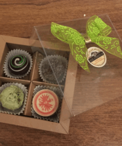 Geschenkschachtel mit 4 Pralinen (1 Logo - 3 andere)