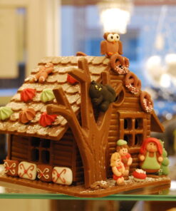Schokoladenhaus zu Weihnachten mit Deko aus Zucker und Eiweiß