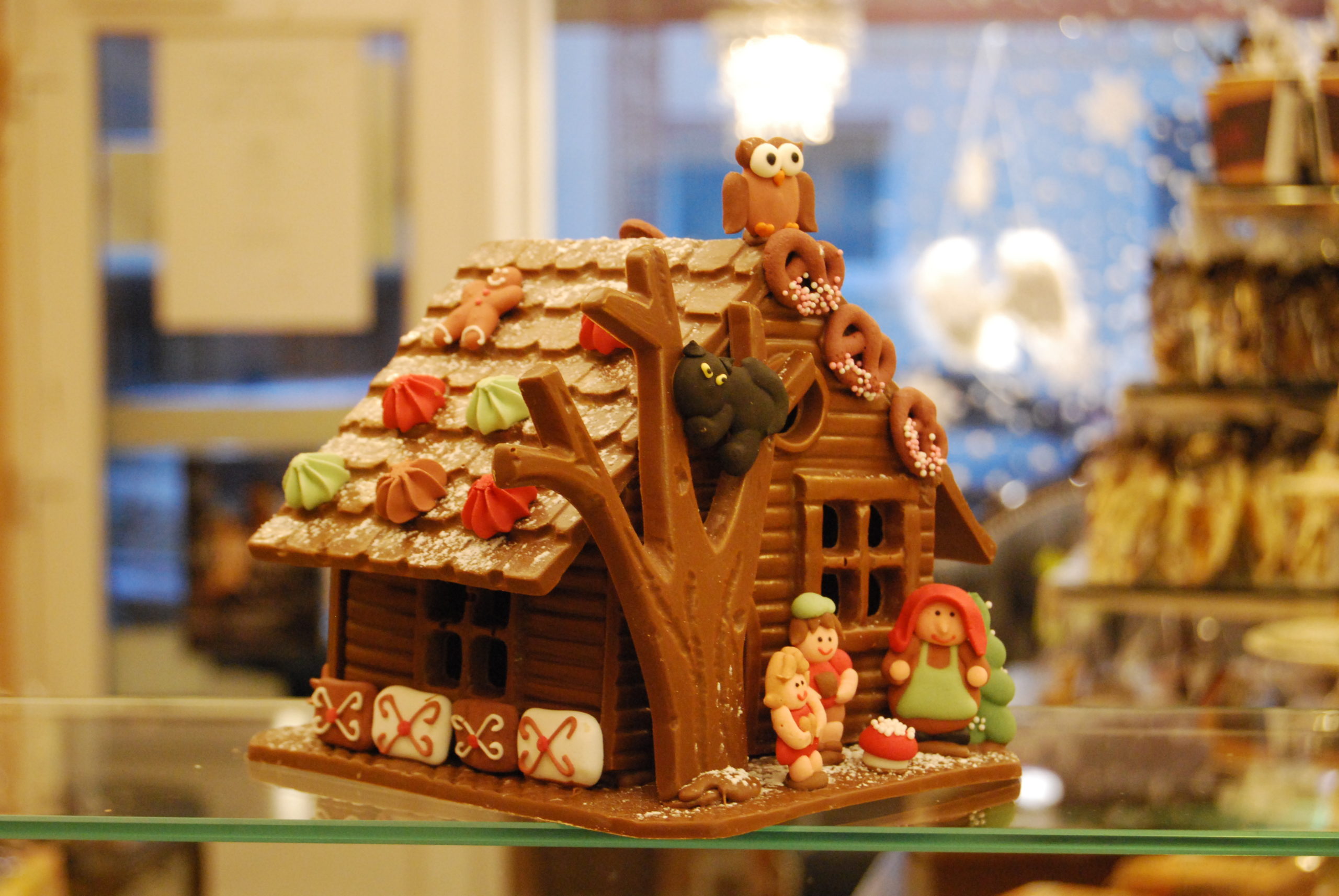 Schokoladenhaus zu Weihnachten mit Deko aus Zucker und Eiweiß