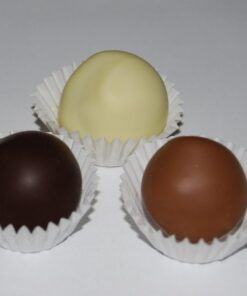 Kugel aus Pistazienmarzipan und Nougat, mit Schokolade überzogen (weiß, Vollmilch oder zartbitter)