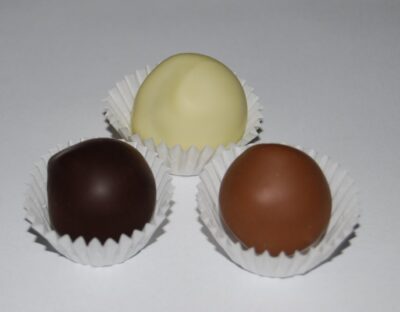 Kugel aus Pistazienmarzipan und Nougat, mit Schokolade überzogen (weiß, Vollmilch oder zartbitter)