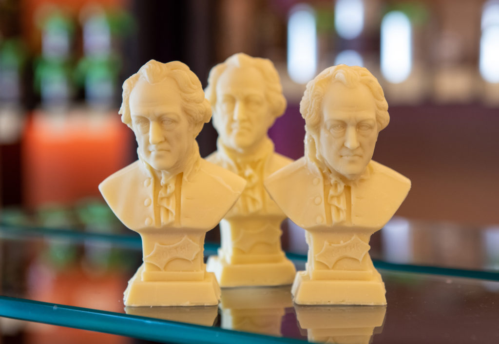 drei Goethe-Statuen aus weißer Schokolade