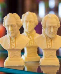 drei Goethe-Statuen aus weißer Schokolade