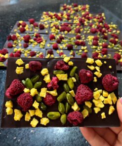 Selva Dorada-Schokolade (53% Kakaoanteil) mit Himbeeren, Pistazien & Passionsfrucht-Crispy