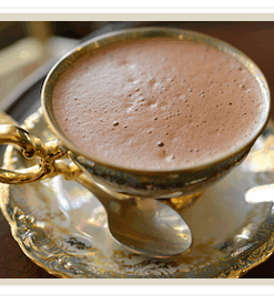 Trinkschokolade in der Tasse serviert