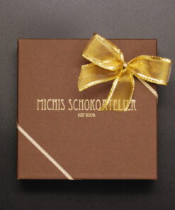 Pralinen Geschenkschachtel geschlossen mit Schriftzug Michis Schokoatelier