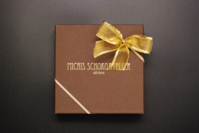 Pralinen Geschenkschachtel geschlossen mit Schriftzug Michis Schokoatelier