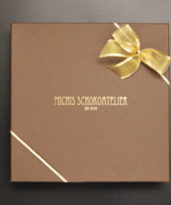 Geschenkschachtel geschlossen mit Schriftzug Michis Schokoatelier