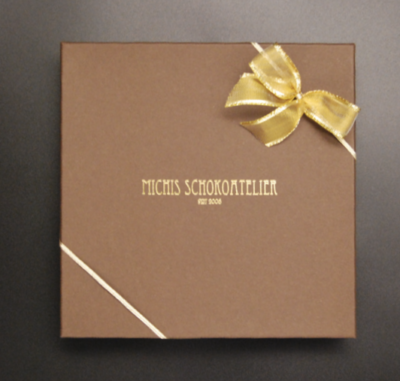 Geschenkschachtel geschlossen mit Schriftzug Michis Schokoatelier