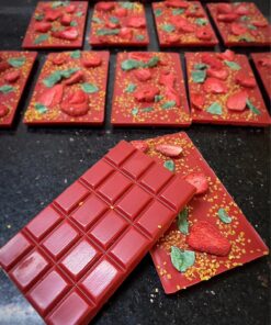 Erdbeerlade mit Erdbeeren, kristallisierter Minze & goldenen Zuckerstreuseln