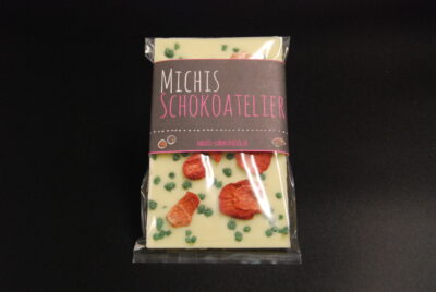 Tafel aus weißer Schokolade mit getrockneten Erdbeeren und kristallisierter Minze, verpackt