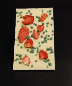 Tafel aus weißer Schokolade mit getrockneten Erdbeeren und kristallisierter Minze