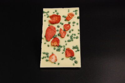 Tafel aus weißer Schokolade mit getrockneten Erdbeeren und kristallisierter Minze