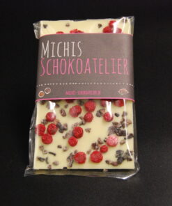 Tafel aus weißer Schokolade mit Kakaonibs und getrockneten Johannisbeeren, verpackt