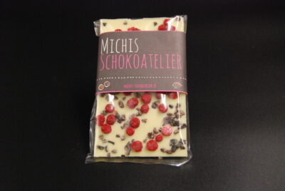 Tafel aus weißer Schokolade mit Kakaonibs und getrockneten Johannisbeeren, verpackt