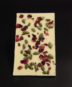 weiße Tafelschokolade mit getrockneten Rosenblüten und ganzen Pistazien