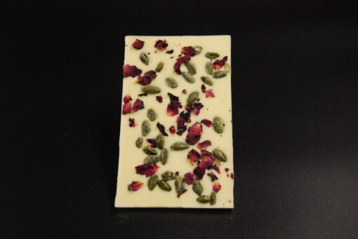 weiße Tafelschokolade mit getrockneten Rosenblüten und ganzen Pistazien