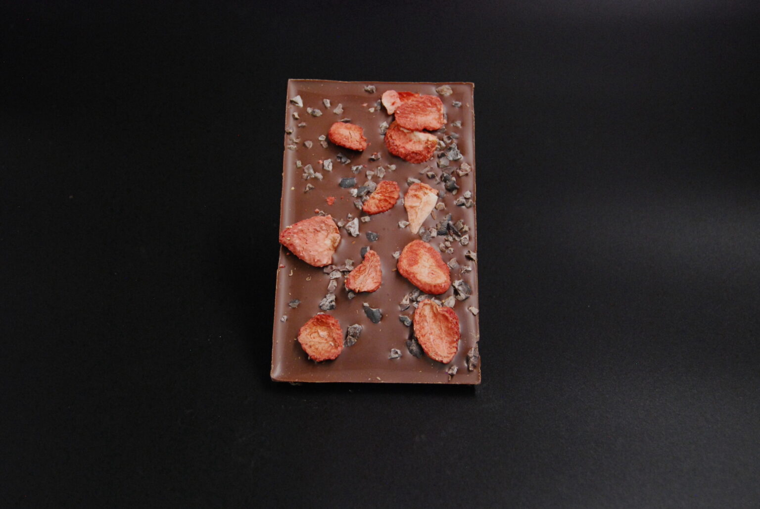 Maracaibo-Schokolade (49% Kakaoanteil) mit Erdbeeren & Kakaonibs ...