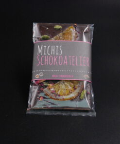 Maracaibo-Schokolade (65% Kakaoanteil) mit Orangenscheiben, Rosenblüten & Pistazien