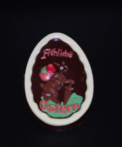 bunte Ostertafel in Ei-Form aus Zartbitter-Schokolade mit Hasenmotiv