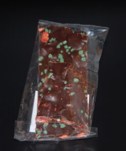Maracaibo-Bruch (65% Kakaoanteil) mit getrockneten Erdbeeren & kristallisierter Minze