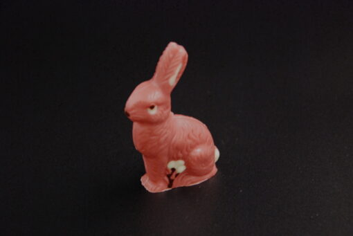 Nostalgie Mini Hase aus Erdbeer-Fruchtkuvertüre und weißer Schokolade