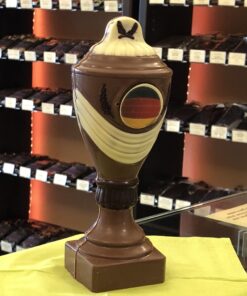 Schokoladenpokal aus Vollmilchschokolade mit Deko aus weißer Schokolade und Zartbitter-Schokolade und mit Deutschland Flagge