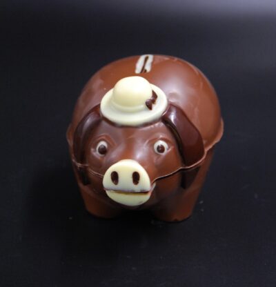 Sparschwein aus Vollmilch-Schokolade gegossen, mit Hand ausgemalt