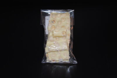 weiße Schokolade mit Haselnüssen, als Bruchschokolade zu 100g abgepackt