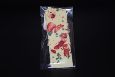 dünne Platten aus weißer Schokolade mit getrockneten Erdbeeren und kristallisierter Minze