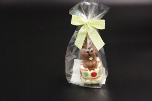 Hase im Ei aus Volmilch Schokolade verpackt