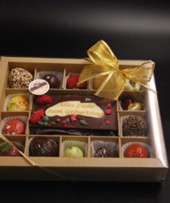 Geschenkschachtel mit 14 Pralinen + Minitäfelchen mit Aufschrift