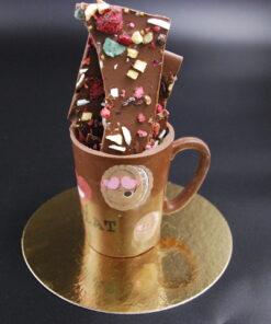 Schokoladen-Becher mit Bruch gefüllt