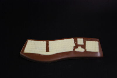 Tastatur aus Vollmilch-Schokolade, bemalt mit weißer Schokolade