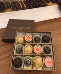 Geschenkschachtel mit 12 Pralinen (3 Logo - 9 andere)