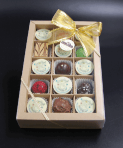 Geschenkschachtel Pralinenschachtel mit 15 Pralinen, 8 davon mit Logo bzw. Foto