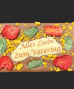 SMS-Tafel zum Vatertag aus Costa Rica-Vollmilch, verziert mit Erdbeeren und Minze – handgefertigt in Michis Schokoatelier in Frankfurt