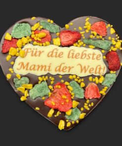 Schoko-Herz flach aus Vollmilchschokolade mit Erdbeere und Passionsfrucht, beschriftet mit „Zum Muttertag“ – handgefertigt in Michis Schokoatelier in Frankfurt am Main