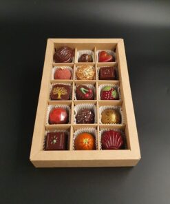 Geschenkschachtel mit 15 veganen Pralinen, Pralinenhülle aus Zartbitterschokolade