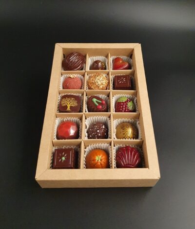 Geschenkschachtel mit 15 veganen Pralinen, Pralinenhülle aus Zartbitterschokolade