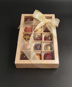 Geschenkschachtel verpackt, Inhalt: 15 vegane Pralinen mit Hülle aus Zartbitter-Schokolade