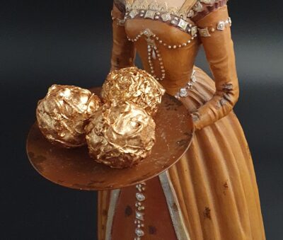dunkle Trüffelpraline mit Bronze-Puder