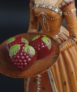 Himbeer-Praline in Himbeer-Form mit Hülle aus Zartbitter-Schokolade
