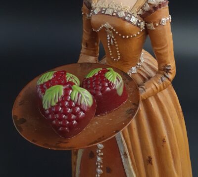 Himbeer-Praline in Himbeer-Form mit Hülle aus Zartbitter-Schokolade