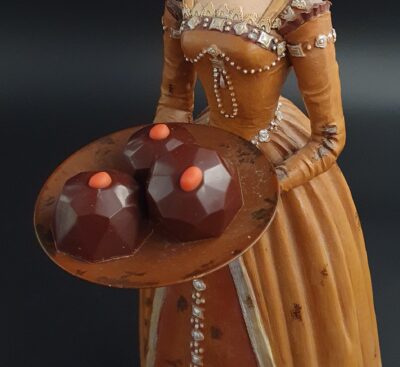 Mispelchen-Praline mit Hülle aus Zartbitter-Schokolade