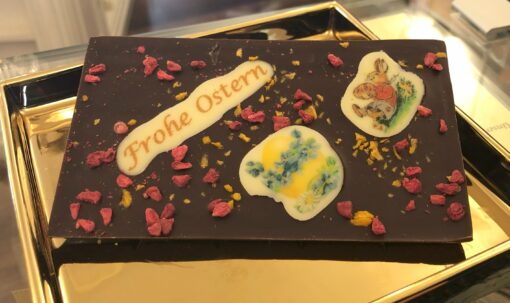 Tafel aus Zartbitter-Schokolade mit Osterdekor