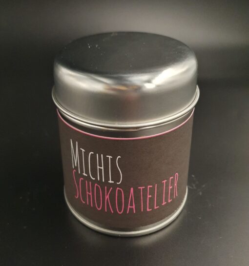 Trinkschokolade in der Metalldose verpackt mit Schriftzug Michis Schokoatelier