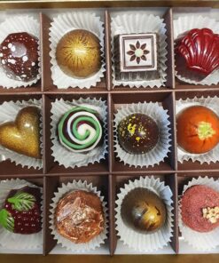 Geschenkschachtel mit 12 veganen Pralinen, mit Zartbitterschokolade, ohne Alkohol