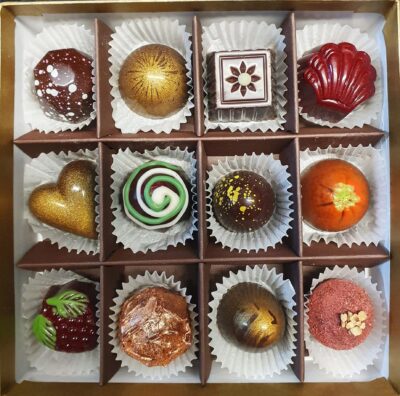 Geschenkschachtel mit 12 veganen Pralinen, mit Zartbitterschokolade, ohne Alkohol