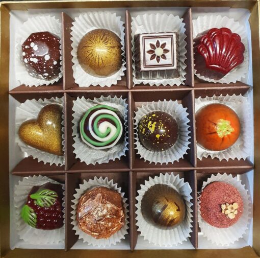 Geschenkschachtel mit 12 veganen Pralinen, mit Zartbitterschokolade, ohne Alkohol
